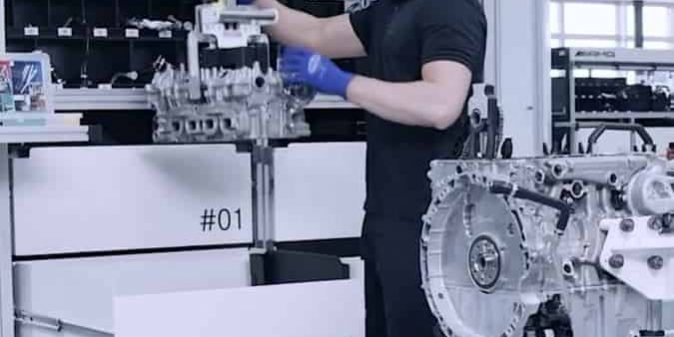 Handling and positioning engine in a restricted area very precisely
