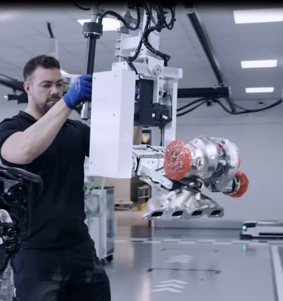 INDUSTRIAL MANIPULATOR FOR HANDLING CAR PARTS IN THE AUTOMOTIVE INDUSTRY