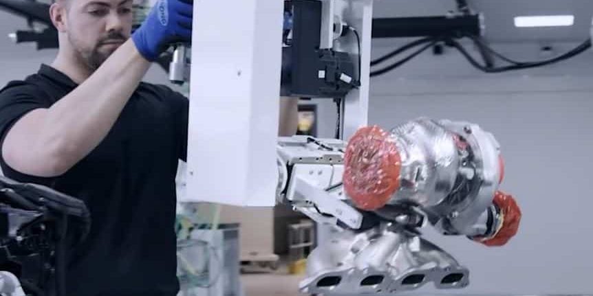 INDUSTRIAL MANIPULATOR FOR HANDLING CAR PARTS IN THE AUTOMOTIVE INDUSTRY