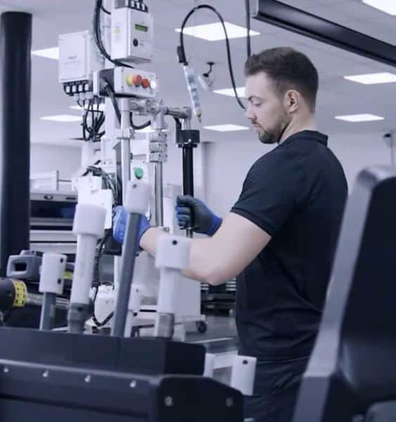 Handling car parts with an intelligent device for handling INDEVA