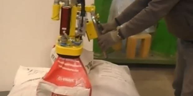 movimentazione e svuotamento sacchi in sicurezza
