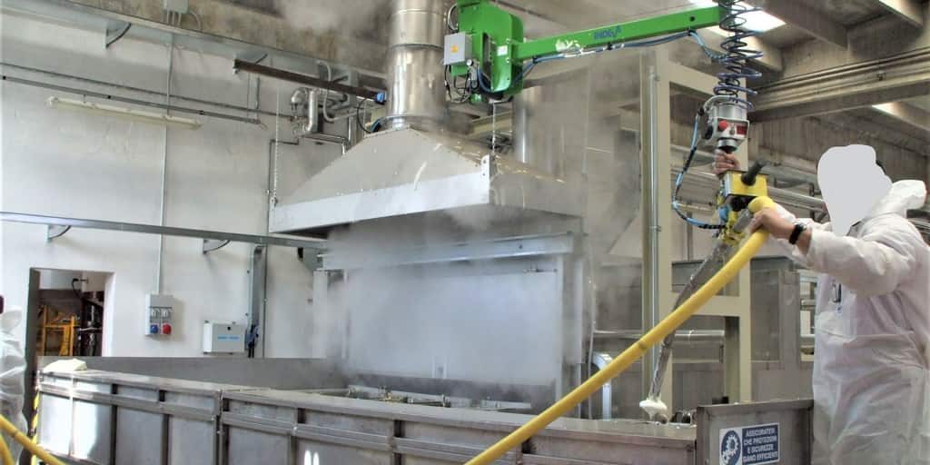agevolatore per spruzzatore di lattice. Il manipolatore Indeva ha risolto per sempre il rischio di infiammazione del tunnel carpale per gli addetti all'irrorazione del lattice nella produzione di materassi