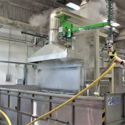 agevolatore per spruzzatore di lattice. Il manipolatore Indeva ha risolto per sempre il rischio di infiammazione del tunnel carpale per gli addetti all'irrorazione del lattice nella produzione di materassi
