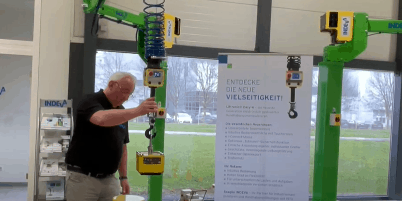 Manipolatore industriale Liftronic Easy-6 con diversi attrezzi di presa