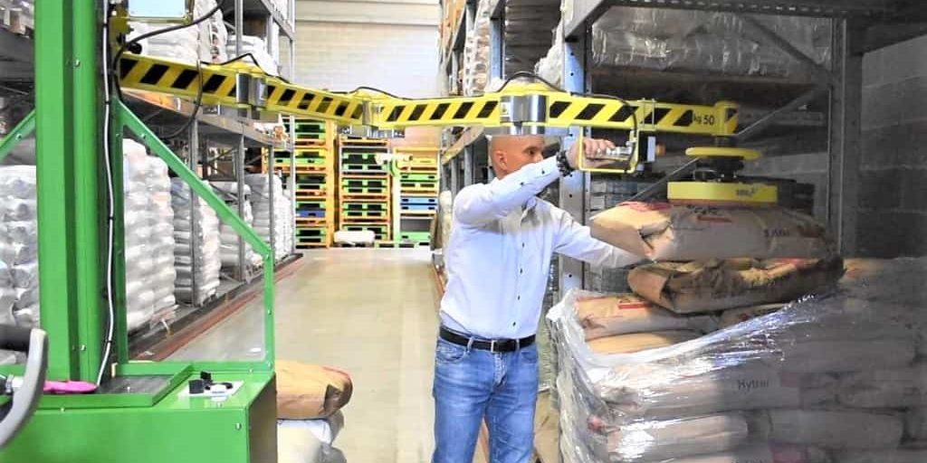Cattura3 Mobile manipulaotr for handling sacks in the warehouse