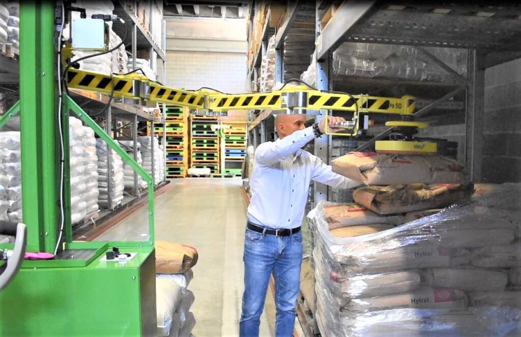 Cattura3 Mobile manipulaotr for handling sacks in the warehouse