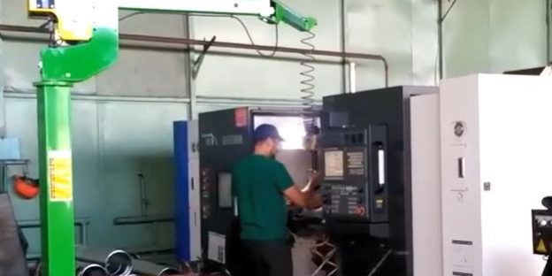 Easy and safe lathe loading operaton by means of a Liftronic Easy manipulator