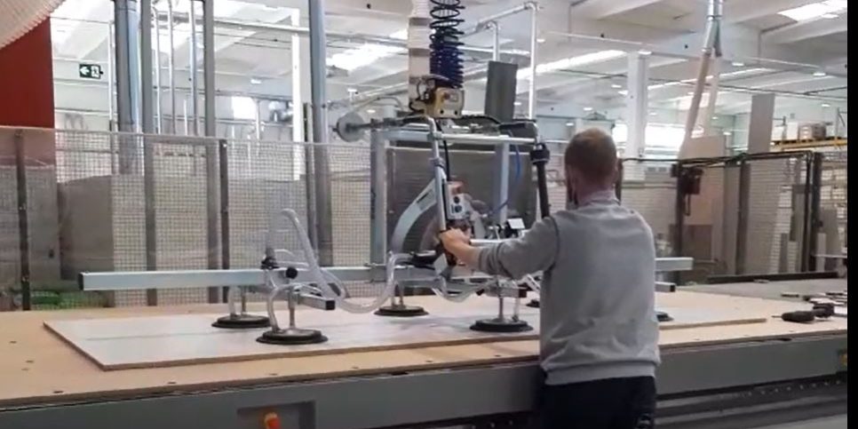 HANDLING-WOODEN-PANELS